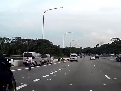 "Mưa tiền" gây hỗn loạn giao thông ở Singapore