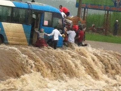 Rùng mình khoảnh khắc xe khách chết máy giữa dòng nước xiết