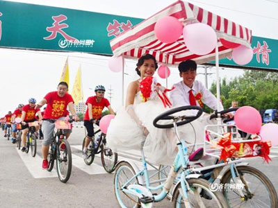 Chàng trai đạp xe 26km rước dâu xôn xao dư luận