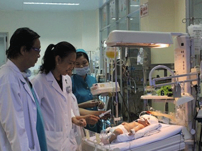 Lẻn vào bệnh viện lúc nửa đêm, dùng dao đâm bé sơ sinh