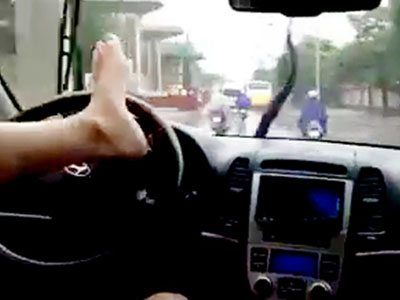 Tài xế "biểu diễn" lái ô tô bằng chân không bị xử lý?