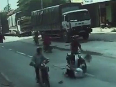 Clip gây sốc: Người đàn ông đi xe máy gây tai nạn cho cụ già rồi bỏ chạy