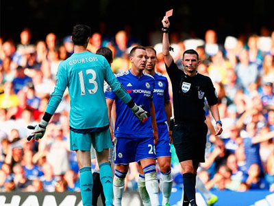 Courtois nhận thẻ đỏ, Chelsea bị chia điểm ngay trên sân nhà