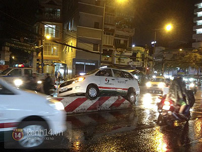 Né xe máy, taxi "bay" thẳng lên dải phân cách ở trung tâm Sài Gòn