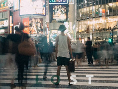 Chùm ảnh kì lạ về một chàng thanh niên Việt "quần đùi, áo ba lỗ" lạc giữa Tokyo