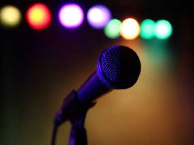 Nhìn vào phòng karaoke bên cạnh, bị truy sát đến chết