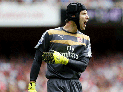 Petr Cech bị "ném đá" sau màn ra mắt thảm họa