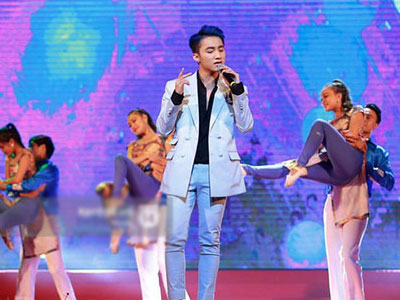 Sơn Tùng khiến fan "phát sốt" khi tham gia đêm nhạc từ thiện