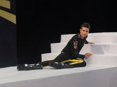 Thí sinh Next Top catwalk văng cả đế giày