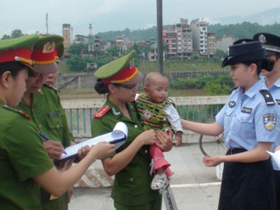 Cháu bé 1 tuổi trở về kỳ diệu sau khi bị bán sang Trung Quốc