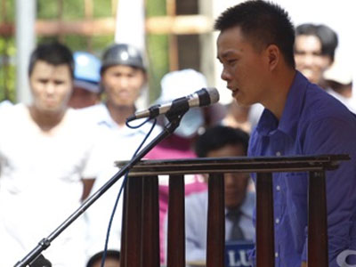 Giết vợ vì ghen khi xem tin nhắn "em đang làm gì đó..."