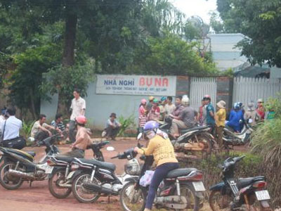 Tỉnh dậy trong nhà nghỉ, phát hiện bạn trai đã tử vong