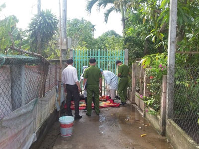 Trói mình vào cổng rào tự thiêu, để lại thư xin lỗi mẹ