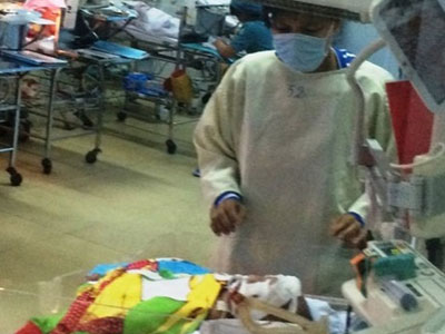 Rơi nước mắt giây phút mẹ cháu bé bị đâm xuyên đầu vào thăm con