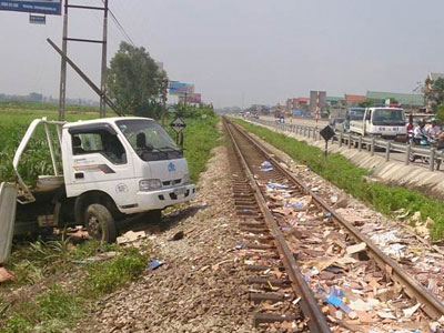 Tàu hỏa đâm ô tô, 2 người thoát nạn trong gang tấc