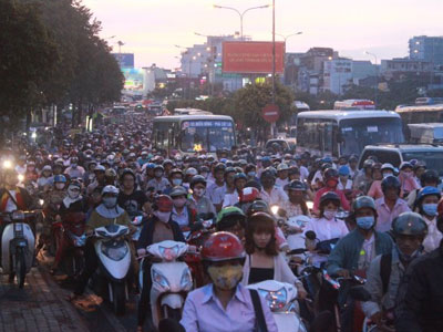 Bấm còi, Mỹ phạt 7,5 triệu đồng, Việt Nam phạt... 100.000 đồng