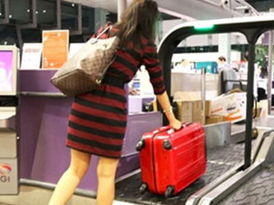 Cô gái bức xúc khi bị hải quan Singapore trả về nước