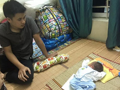 Gạt nỗi đau mất vợ, ông bố trẻ lặn lội xin sữa nuôi con