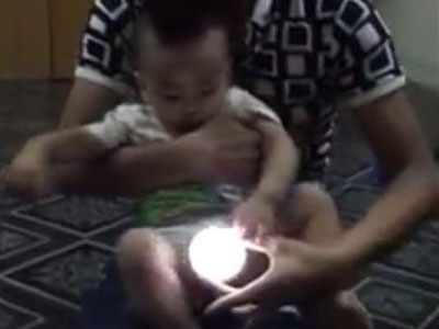 Kỳ diệu em bé có khả năng làm bóng đèn phát sáng?