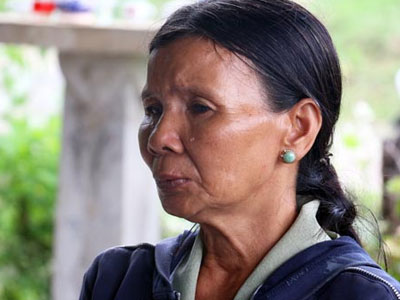 Người mẹ tâm thần vật vã bên thi thể con trai chết đuối