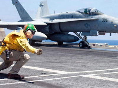 Tiêm kích F/A-18 Mỹ bốc cháy ngay trên tàu sân bay