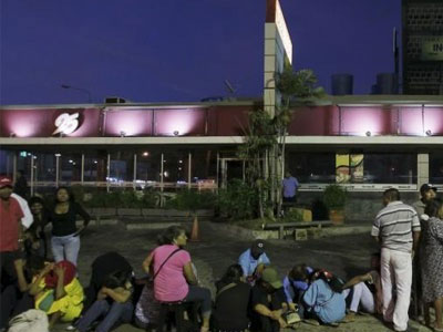 Dân Venezuela xếp hàng thâu đêm mua thực phẩm