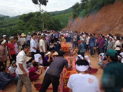 Hàng trăm người đau buồn tiễn đưa 3 nạn nhân trong vụ thảm sát ở Yên Bái