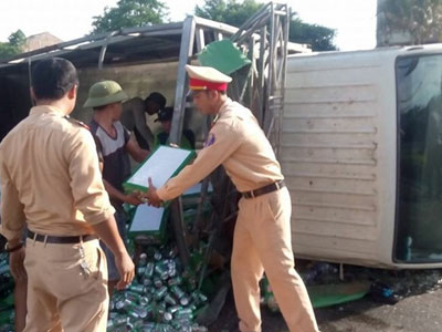 CSGT giúp tài xế gom hơn 200 thùng bia tràn ra đường