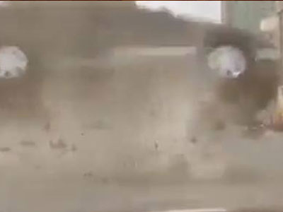 Giật mình xem clip ô tô lộn nhiều vòng trên đường ở Hà Nội