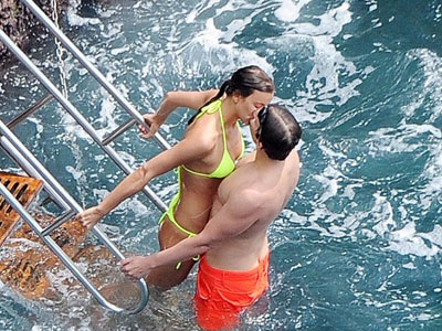 Irina "diễn cảnh nóng" trêu tức Ronaldo