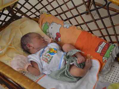 Trẻ sơ sinh 5 ngày tuổi bị bỏ rơi trước cổng chùa