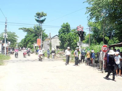 Băng qua đường ray không quan sát, học sinh lớp 4 bị tàu cán chết