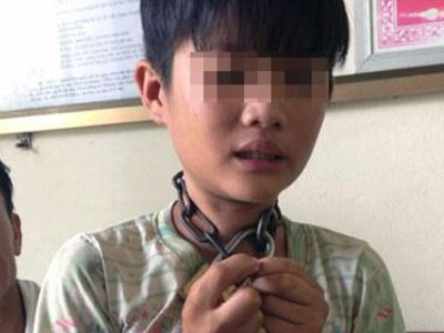 Bé trai đeo xích ở cổ từng lùa trâu hàng xóm đi bán lấy tiền chơi