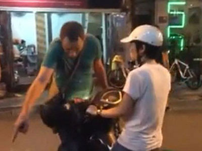 Chạy xe máy vào phố đi bộ, cô gái trẻ bị chàng Tây chặn xe, yêu cầu tắt máy dắt bộ