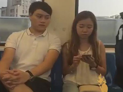Clip chàng trai nhìn lén điện thoại cô gái gây sốt cư dân mạng