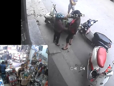 Clip: Hai phụ nữ dàn cảnh cạy cốp Spacy trộm túi xách