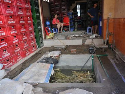 Hà Nội: Vỡ ống nước sông Đà, người dân đào tung nhà xây bể chứa