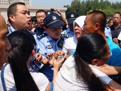 Người dân Thiên Tân đụng độ cảnh sát