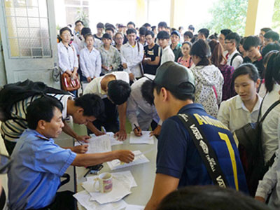 Phụ huynh, thí sinh thuê trọ "trực chiến" ngày nước rút