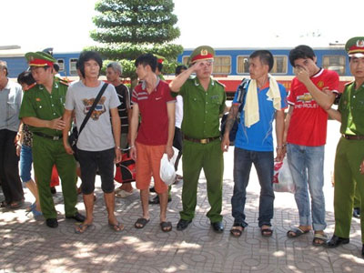 Di lý 16 người trốn lệnh truy nã về Thanh Hóa