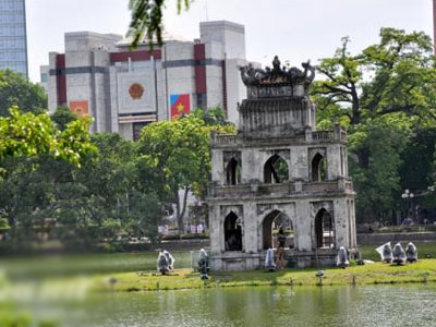 Hà Nội: Vây bắt nam thanh niên bơi ra Tháp Rùa giữa trời nắng