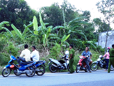 Hàng chục cảnh sát vây bắt nghi can giết người