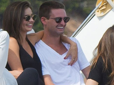 Miranda Kerr mặc bikini tình tứ với bạn trai tỷ phú trên biển