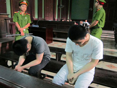 Thiếu nữ say rượu bị hai "yêu râu xanh" thay nhau hãm hiếp