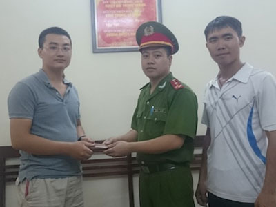Trả tiền đổ xăng, đánh rơi chiếc ví có hơn 20 triệu đồng