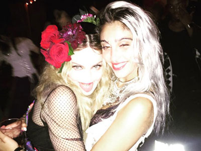 Madonna ôm chặt con gái trong tiệc sinh nhật 57