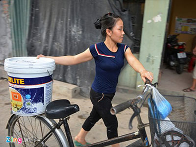Người Hà Nội chầu chực hứng từng xô nước
