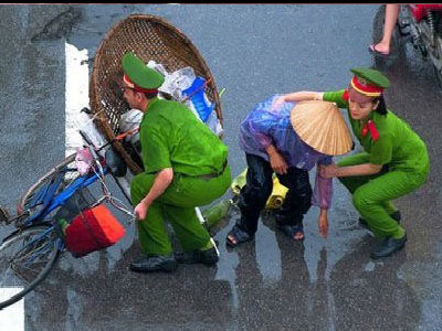 Những hình ảnh xúc động lòng người của các chiến sĩ CAND