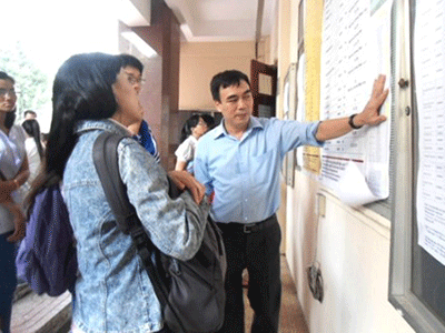 Thầy cô cũng oằn lưng vì xét tuyển đại học