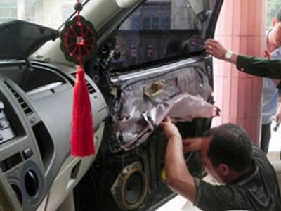 Bắt đôi nam nữ trên xe ô tô chứa đầy súng và dao, kiếm
